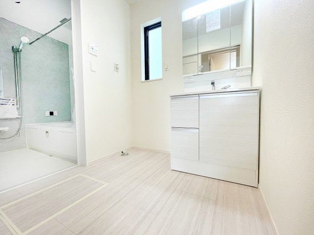 【洗面所】 | 富士見市上沢1丁目　新築一戸建住宅　全4棟　(ふじみ野店) | 三面鏡洗面台はたっぷり収納することができ、身支度もしやすく大変便利です。