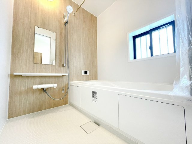 【浴室】 | 富士見市上沢1丁目　新築一戸建住宅　全4棟　(ふじみ野店) | 浴室乾燥機付き、便利なシステムバスを採用。清潔感あるゆったりとした空間が日々の疲れを癒します。