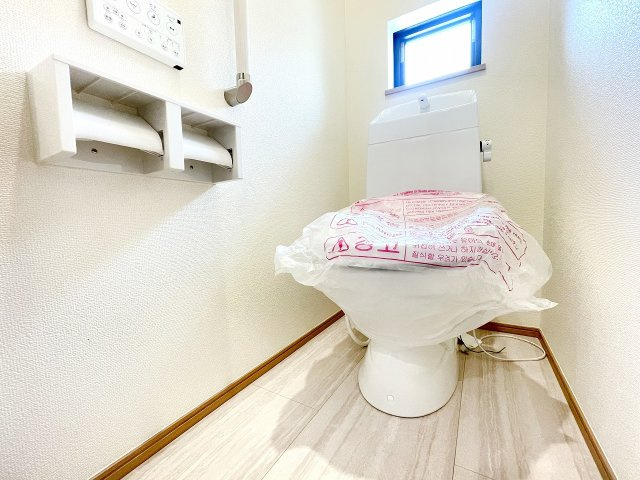 【トイレ】 | 富士見市上沢1丁目　新築一戸建住宅　全4棟　(ふじみ野店) | 温水洗浄便座機能付きの便利なトイレを採用。清潔感あるトイレです。