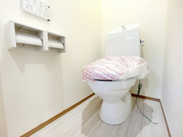 【トイレ】 | 富士見市上沢1丁目　新築一戸建住宅　全4棟　(ふじみ野店) | 温水洗浄便座機能付きの便利なトイレを採用。清潔感あるトイレです。