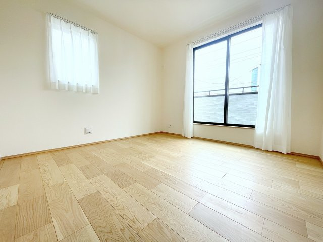 【洋室】 | 富士見市上沢1丁目　新築一戸建住宅　全4棟　(ふじみ野店) | 洋室6.12帖：バルコニーに面した開放感ある洋室。