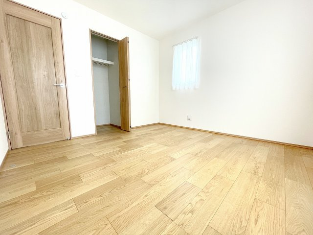 【洋室】 | 富士見市上沢1丁目　新築一戸建住宅　全4棟　(ふじみ野店) | 洋室6.12帖：たっぷり収納できるクローゼットを完備。