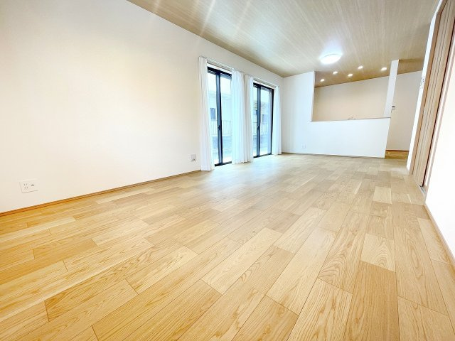 【居間・リビング】 | 富士見市上沢1丁目　新築一戸建住宅　全4棟　(ふじみ野店) | 18.25帖の広々空間と、南に向いた大きな窓化開放感ある居心地の良いリビング。