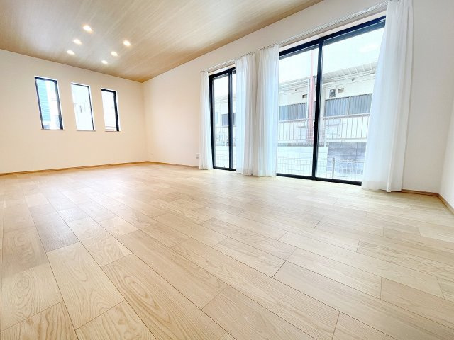【居間・リビング】 | 富士見市上沢1丁目　新築一戸建住宅　全4棟　(ふじみ野店) | 18.25帖の広々空間と、南に向いた大きな窓化開放感ある居心地の良いリビング。