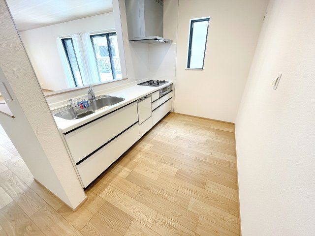 【キッチン】 | 富士見市上沢1丁目　新築一戸建住宅　全4棟　(ふじみ野店) | 食器洗浄乾燥機付きの便利なカウンターキッチンを採用。