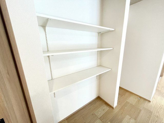 【収納】 | 富士見市上沢1丁目　新築一戸建住宅　全4棟　(ふじみ野店) | お物見の高さに調整できるシェルフを完備。