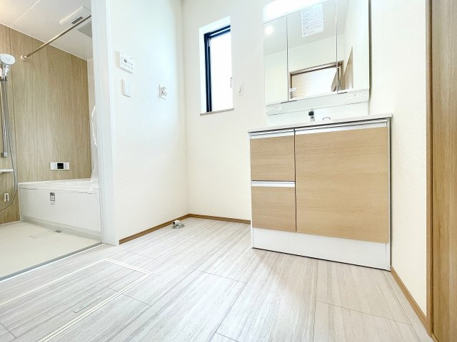 【洗面所】 | 富士見市上沢1丁目　新築一戸建住宅　全4棟　(ふじみ野店) | 三面鏡洗面台はたっぷり収納することができ、身支度もしやすく大変便利です。