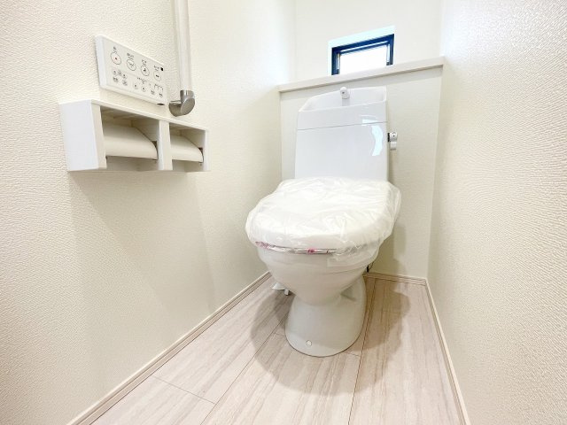 【トイレ】 | 富士見市上沢1丁目　新築一戸建住宅　全4棟　(ふじみ野店) | 1階トイレ：温水洗浄便座機能付きの便利なトイレを採用。清潔感あるトイレです。