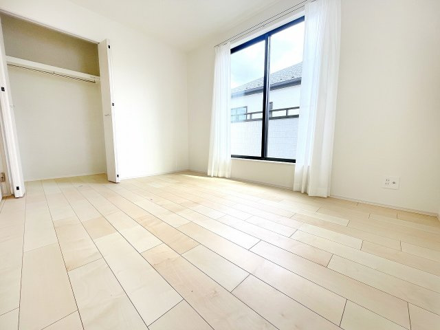 【洋室】 | 富士見市上沢1丁目　新築一戸建住宅　全4棟　(ふじみ野店) | 西側洋室6帖：南側バルコニーに面した開放感ある明るい洋室。