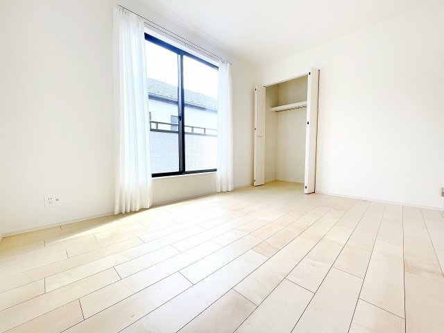 【洋室】 | 富士見市上沢1丁目　新築一戸建住宅　全4棟　(ふじみ野店) | 東側洋室6帖：南側バルコニーに面した開放感ある明るい洋室。