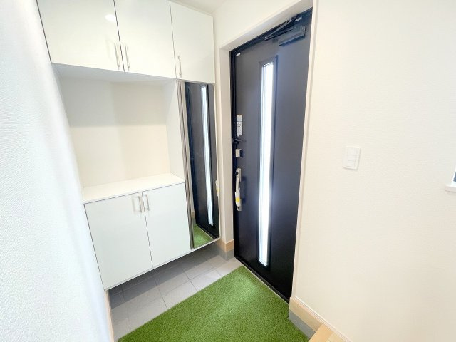【玄関】 | 富士見市上沢1丁目　新築一戸建住宅　全4棟　(ふじみ野店) | たっぷり収納できるシューズボックス、全身鏡を完備。清潔感ある玄関です。