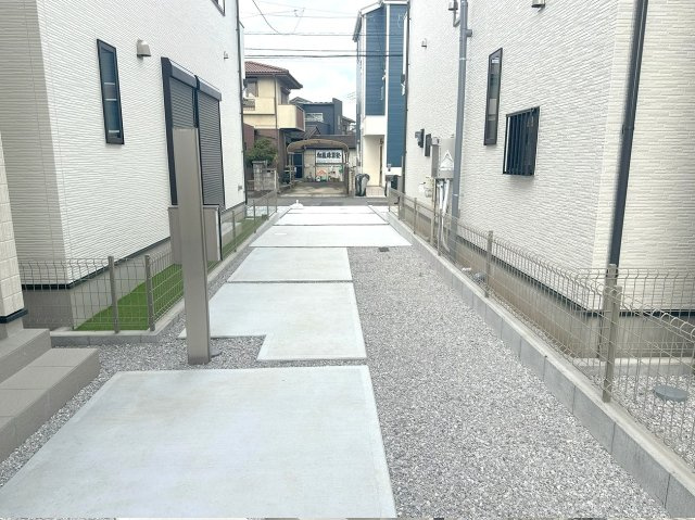 【前面道路含む現地写真】 | 富士見市上沢1丁目　新築一戸建住宅　全4棟　(ふじみ野店) | 駐車スペース2台駐車可の広い敷地。