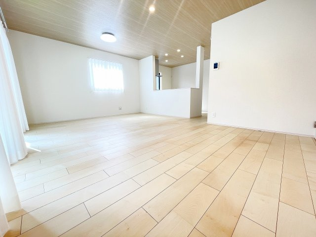 【居間・リビング】 | 富士見市上沢1丁目　新築一戸建住宅　全4棟　(ふじみ野店) | B号棟リビング：18帖の広々空間と、南に向いた大きな窓化開放感ある居心地の良いリビング。
