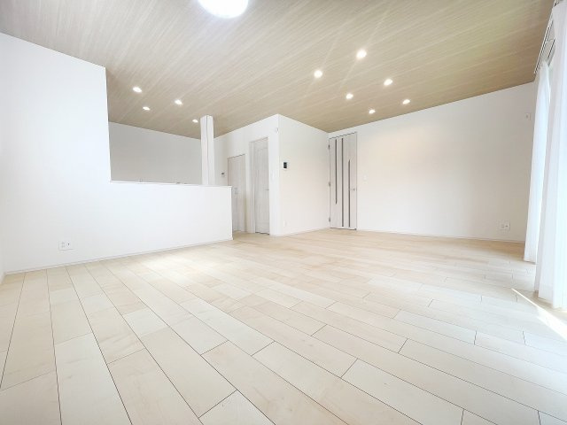 【居間・リビング】 | 富士見市上沢1丁目　新築一戸建住宅　全4棟　(ふじみ野店) | B号棟リビング：18帖の広々空間と、南に向いた大きな窓化開放感ある居心地の良いリビング。