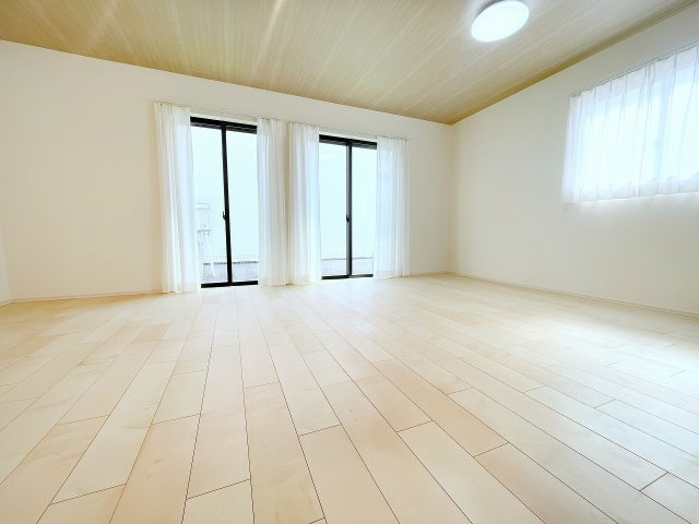 【居間・リビング】 | 富士見市上沢1丁目　新築一戸建住宅　全4棟　(ふじみ野店) | B号棟リビング：18帖の広々空間と、南に向いた大きな窓化開放感ある居心地の良いリビング。