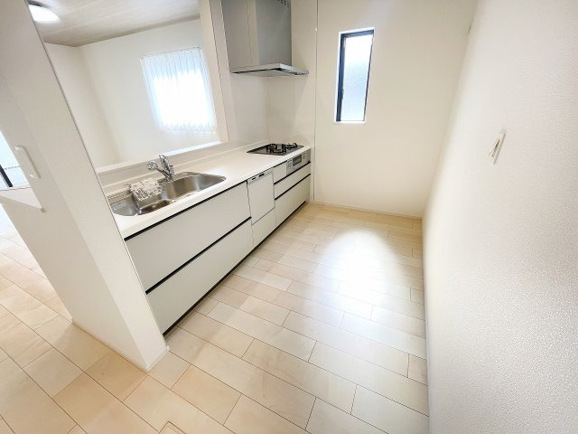 【キッチン】 | 富士見市上沢1丁目　新築一戸建住宅　全4棟　(ふじみ野店) | 食器洗浄乾燥機付きの便利なカウンターキッチンを採用。
