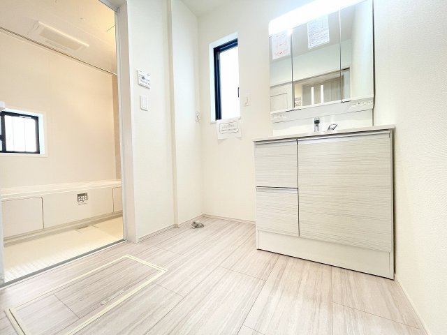 【洗面所】 | 富士見市上沢1丁目　新築一戸建住宅　全4棟　(ふじみ野店) | 三面鏡洗面台はたっぷり収納することができ、身支度もしやすく大変便利です。