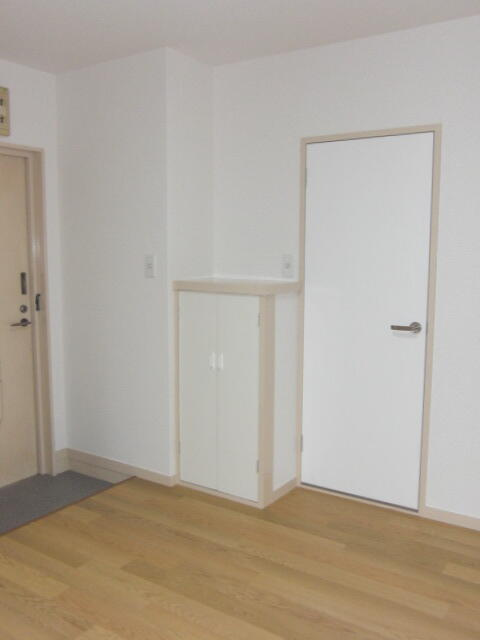 グランテふざんの玄関|下駄箱の周りを塗装しました。