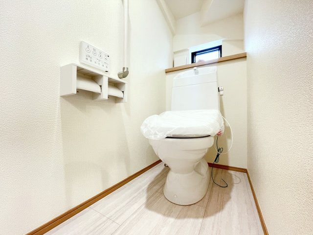 【トイレ】 | 富士見市上沢1丁目　新築一戸建住宅　全4棟　(ふじみ野店) | 1階トイレ：温水洗浄便座機能付きの便利なトイレを採用。清潔感あるトイレです。