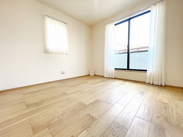 【洋室】 | 富士見市上沢1丁目　新築一戸建住宅　全4棟　(ふじみ野店) | 洋室6.12帖：バルコニーに面した開放感ある洋室。ゆとりある空間です。