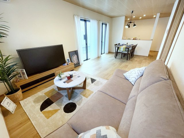 【居間・リビング】 | 富士見市上沢1丁目　新築一戸建住宅　全4棟　(ふじみ野店) | 17.87帖の広々空間。南に向いた大きな窓が開放感のある、居心地よいLDKです。