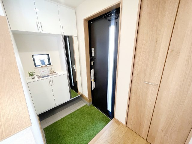 【玄関】 | 富士見市上沢1丁目　新築一戸建住宅　全4棟　(ふじみ野店) | たっぷり収納できるシューズボックス、全身鏡を完備。清潔感ある玄関です。