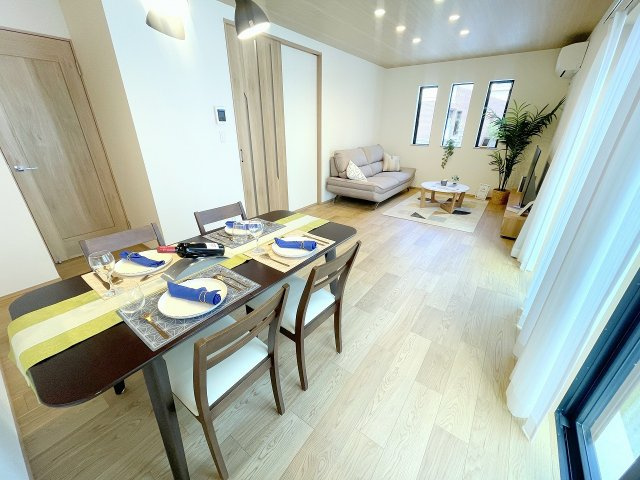 【居間・リビング】 | 富士見市上沢1丁目　新築一戸建住宅　全4棟　(ふじみ野店) | 17.87帖の広々空間。南に向いた大きな窓が開放感のある、居心地よいLDKです。