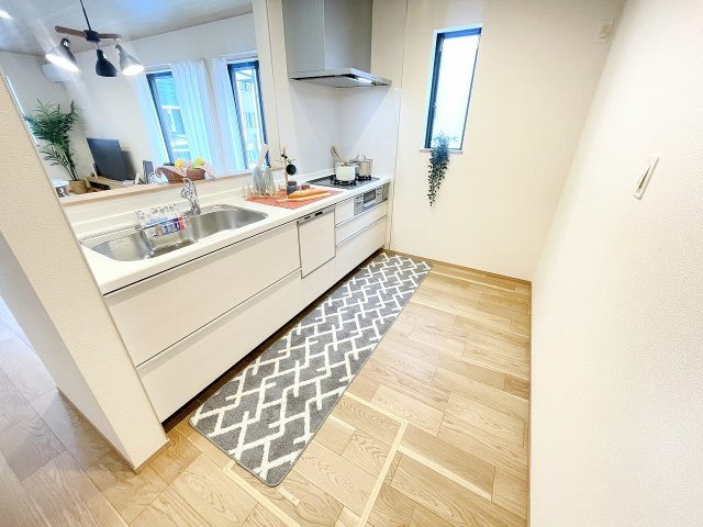【キッチン】 | 富士見市上沢1丁目　新築一戸建住宅　全4棟　(ふじみ野店) | 食器洗浄乾燥機付きの便利なカウンターキッチンを採用。