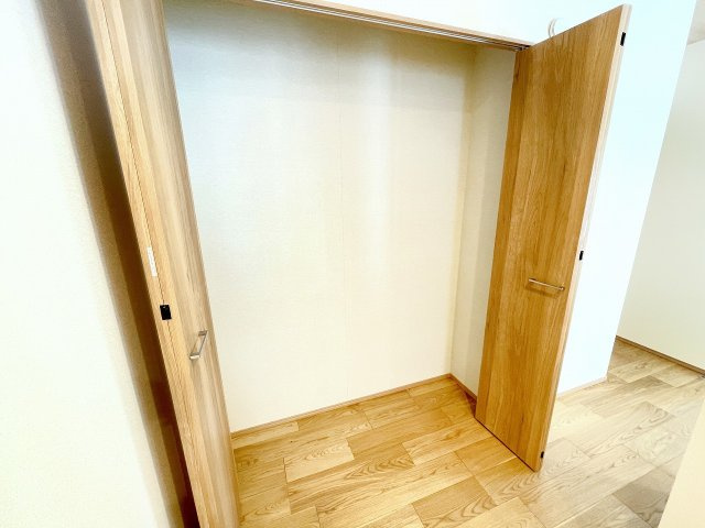 【収納】 | 富士見市上沢1丁目　新築一戸建住宅　全4棟　(ふじみ野店) | 食品やキッチングッズなどをたっぷり収納できるパントリー。生活感を隠すことができ便利です。