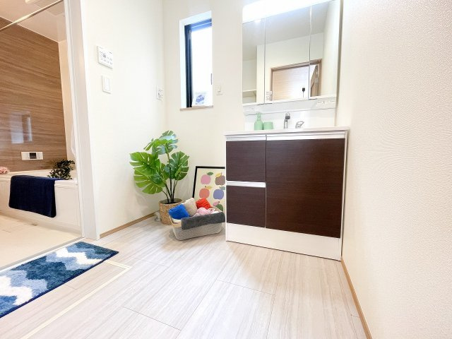 【洗面所】 | 富士見市上沢1丁目　新築一戸建住宅　全4棟　(ふじみ野店) | 三面鏡洗面台はたっぷり収納することができ、身支度もしやすく大変便利です。