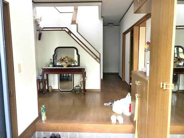 日高町西芝　中古戸建　5LDK+Sの玄関