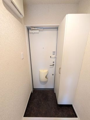 横浜市西区西戸部町２丁目のアパートの玄関
