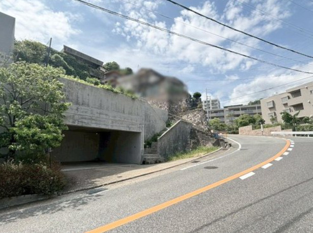 住吉山手4丁目　売土地の前面道路含む現地写真