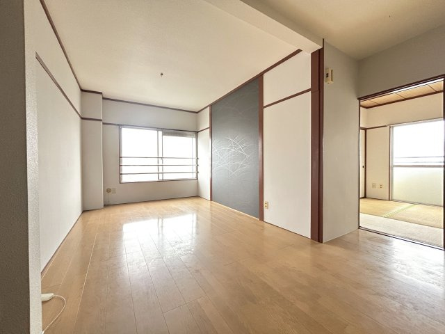 【居間・リビング】 | 宝友コーポ | 陽光がフローリングに反射する明るい室内。通風も良好です。