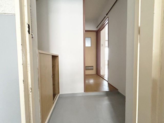 【玄関】 | 宝友コーポ | 明るく清潔感のある玄関。奥へと続く廊下もすっきり綺麗。