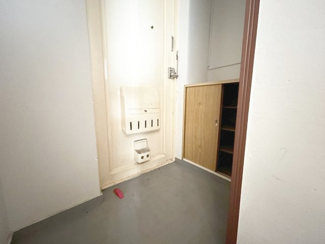 【玄関】 | 宝友コーポ | 便利な下駄箱付きの玄関。上のスペースは小物置にも最適。