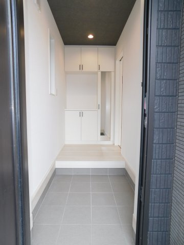 名古屋市港区船頭場１丁目の新築一戸建の玄関|◇玄関収納◇　　家族の履物がしっかり収納できるミラー付きシューズ収納！　