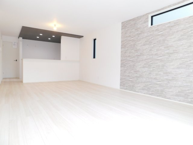 名古屋市港区船頭場１丁目の新築一戸建の居間・リビング|◇リビング◇　　南面で明るいリビング約２０．０帖　お部屋のコーディネートを一段グレードアップさせるアクセントクロスのリビング♪