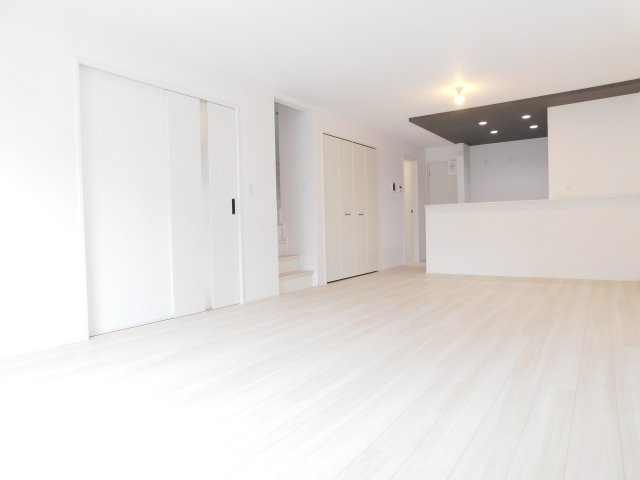 名古屋市港区船頭場１丁目の新築一戸建の居間・リビング|◇リビング◇　　南面で明るいリビング約２０．０帖　パントリー完備！