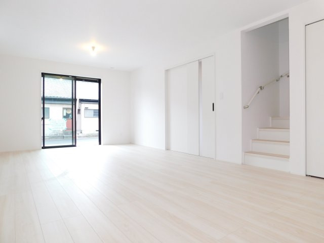 名古屋市港区船頭場１丁目の新築一戸建の居間・リビング|◇リビング◇　　南面で明るいリビング約２０．０帖　家族のコミュニケーションの機会が増えるリビング階段♪