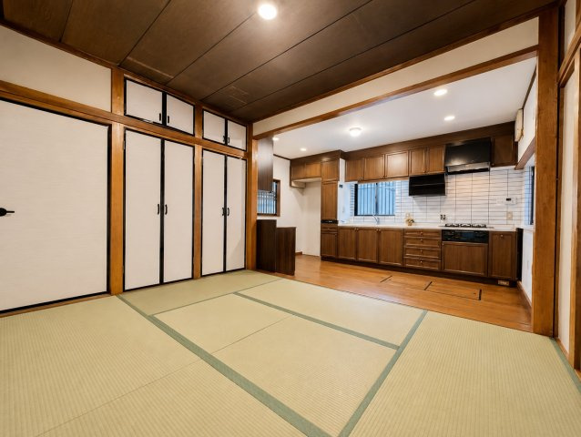 西安威1丁目の和室|和室がリビングに隣接しているから、開放感を保ちながらも落ち着ける空間に。家族の団らんや趣味時間、来客時の客間としても活躍します。