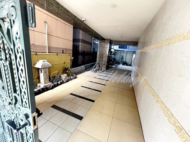 横浜市中区蓬莱町３丁目の賃貸マンションのエントランス