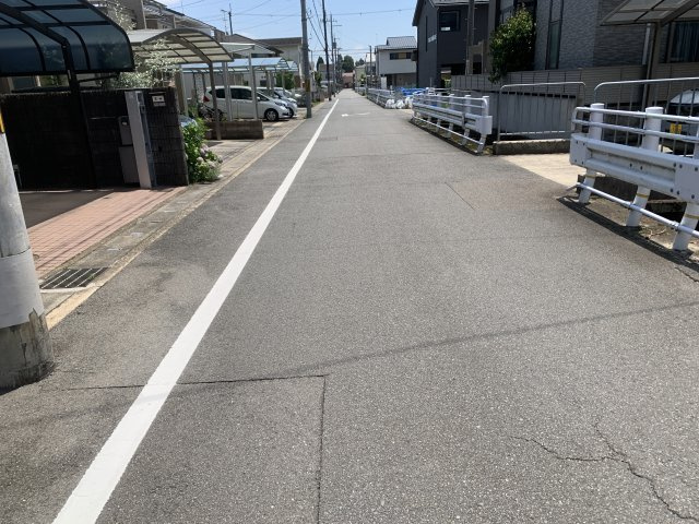 京都市北区西賀茂大道口町　中古一戸建の前面道路含む現地写真