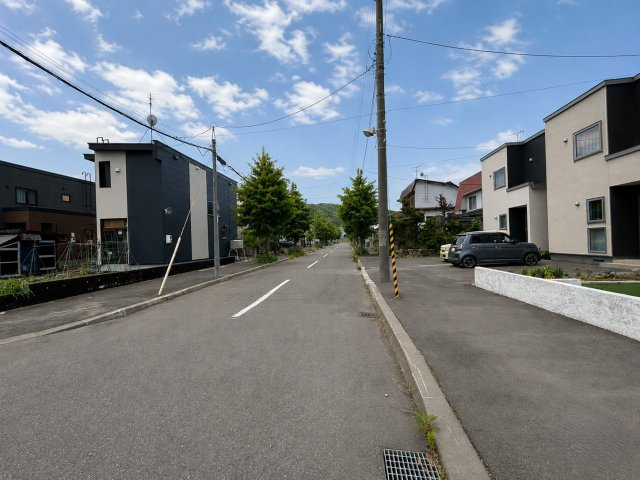 稲穂１条２丁目　戸建の前面道路含む現地写真