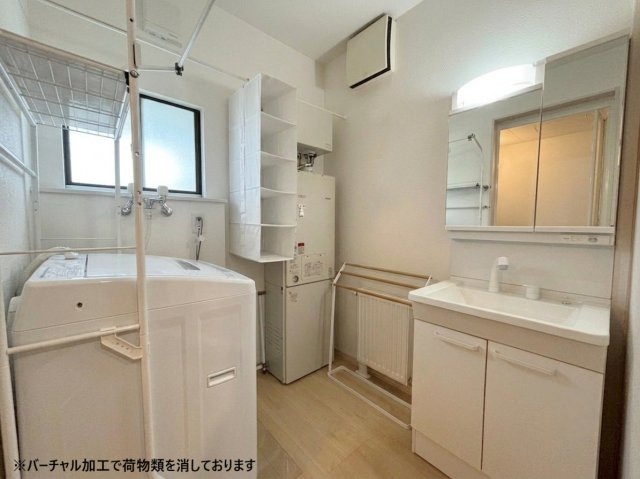 稲穂１条２丁目　戸建の独立洗面台|脱衣スペースは窓付きで換気もばっちり