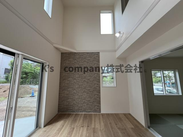 茅ヶ崎市香川4丁目　新築戸建　1号棟の居間・リビング|折り上げ天井で室内が広く感じられます♪