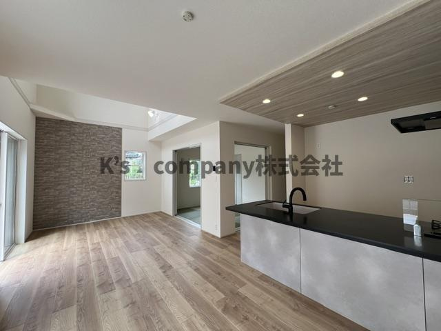 茅ヶ崎市香川4丁目　新築戸建　1号棟の居間・リビング|リビング隣接には約5帖の和室があります◇◇