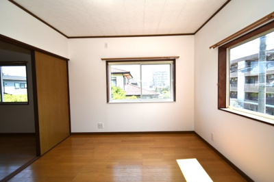 【洋室】 | 森脇貸家（旗ヶ崎2） | 各部屋の窓は二重サッシ（断熱・結露軽減・防音対策）になってます。