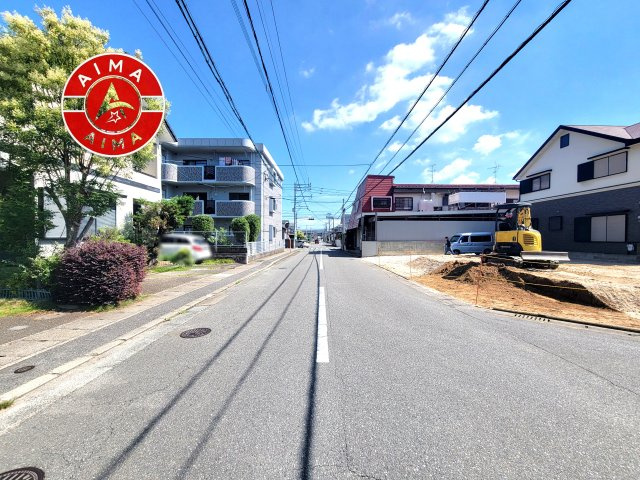 福岡市城南区東油山1丁目第2-2棟（1号棟）の前面道路含む現地写真|前面道路は閑静な住宅地をはしる車通りの少ない道路。お車の出し入れが苦手なママや小さなお子様にも安心ですね。しっかり舗装もされているので、ベビーカーや自転車で通っても快適に通行できます。