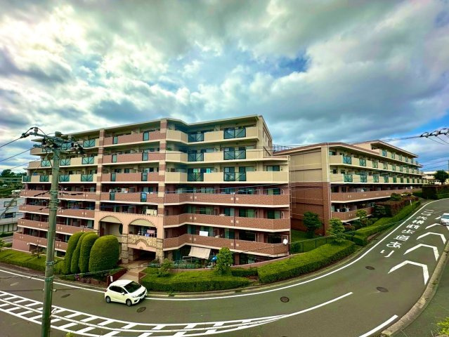 ダイアパレスつづきの丘の外観|街並みに調和しながらも存在感を放つ佇まい。